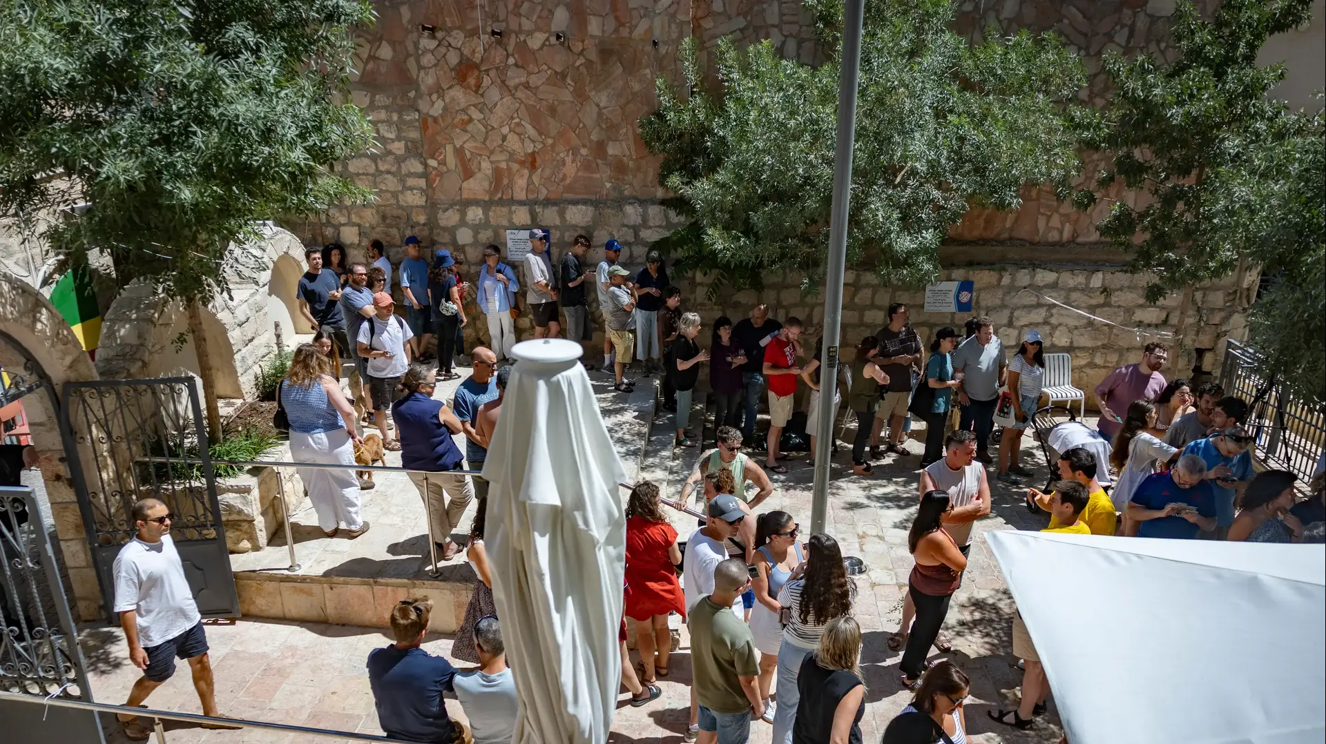 מחאה של חרדים מול חילונים מחוץ לבית קפה "בסמטה", ירושלים, 11 ביולי 2026 מחאה של חרדים מול חילונים מחוץ לבית קפה "בסמטה", ירושלים, 11 ביולי 2026