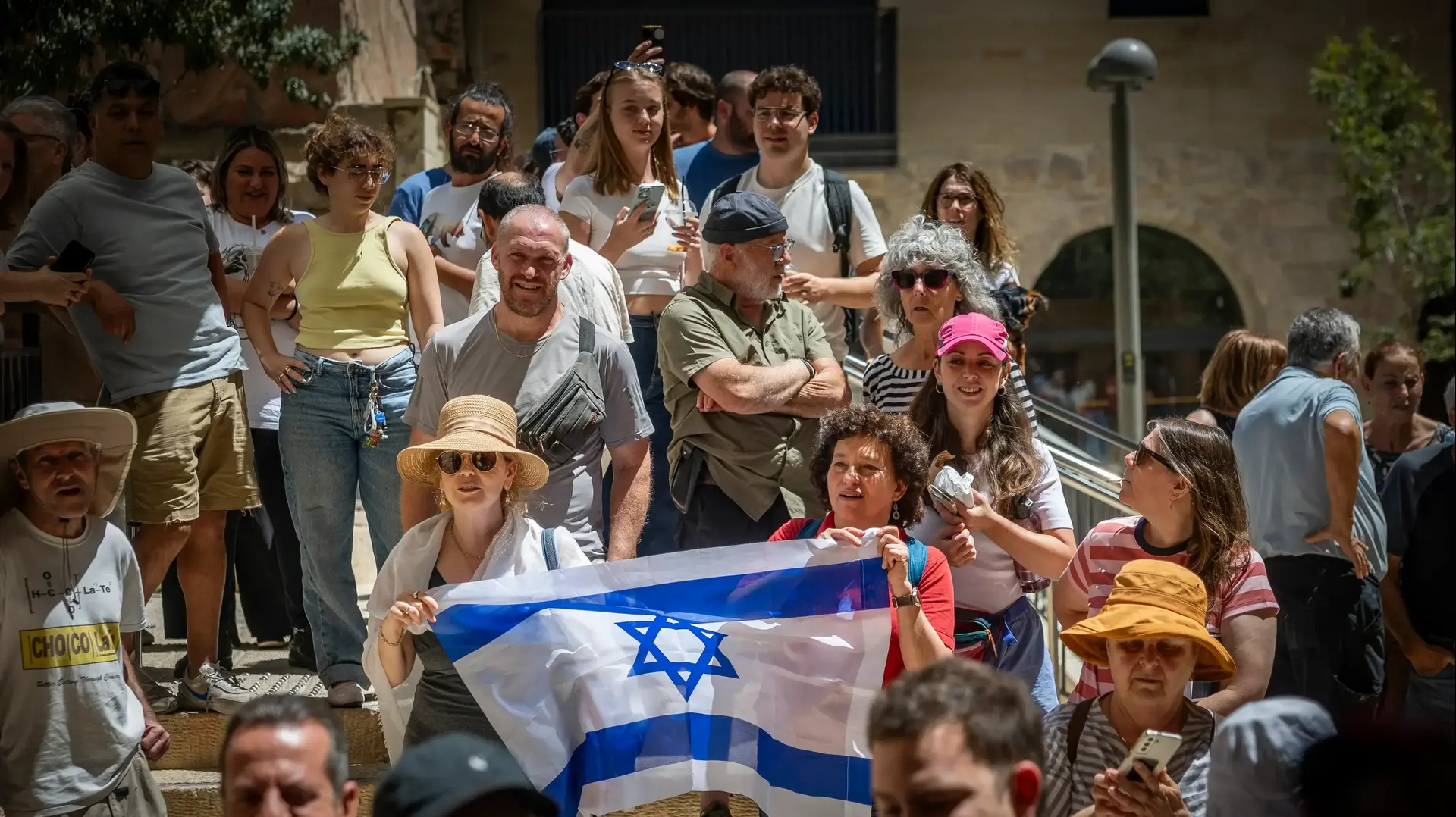 מחאה של חרדים מול חילונים מחוץ לבית קפה "בסמטה", ירושלים, 11 ביולי 2026 מחאה של חרדים מול חילונים מחוץ לבית קפה "בסמטה", ירושלים, 11 ביולי 2026