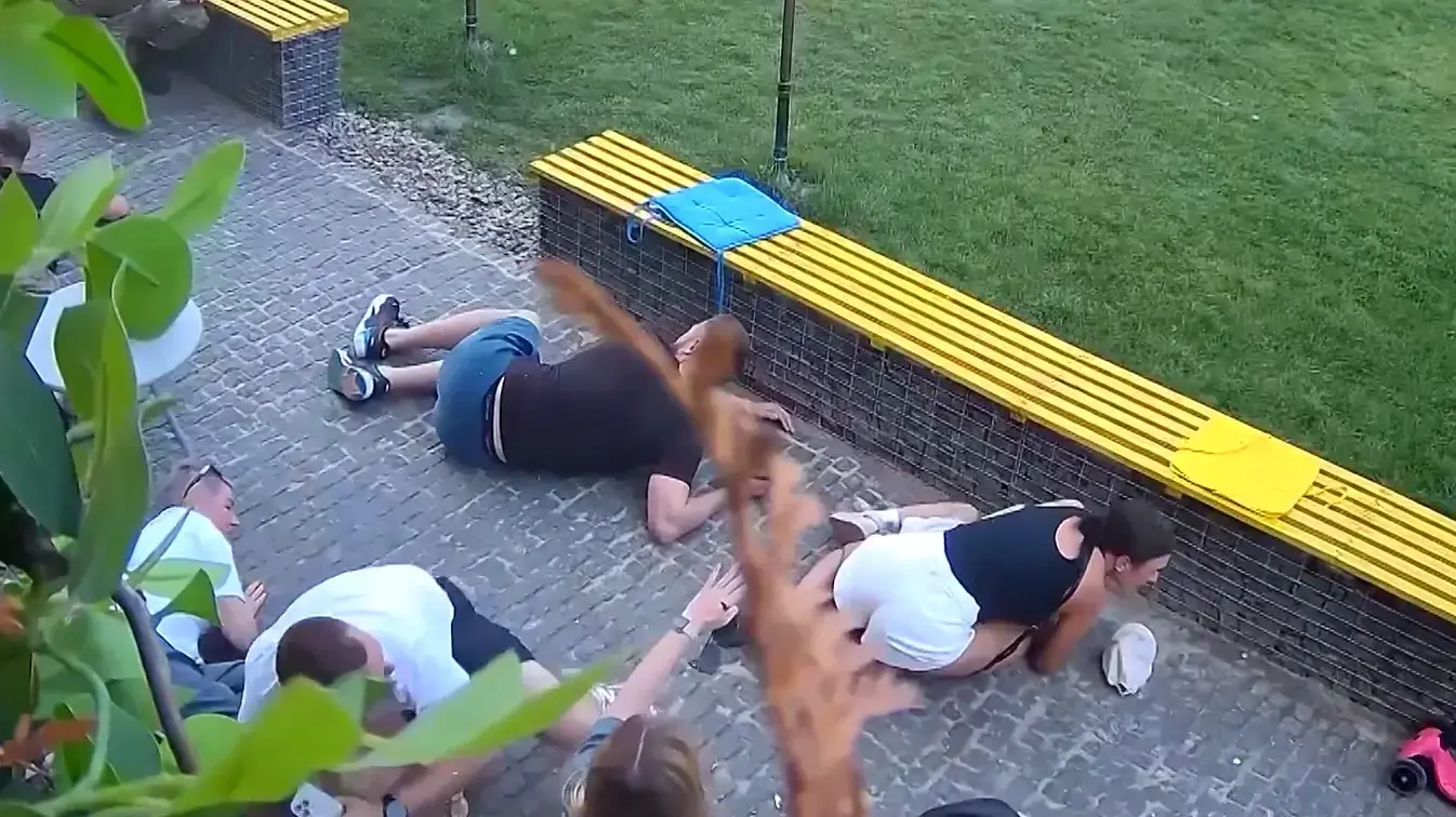 אישה הגנה בגופה על ילד במהלך תקיפה רוסית באוקראינה אישה הגנה בגופה על ילד במהלך תקיפה רוסית באוקראינה