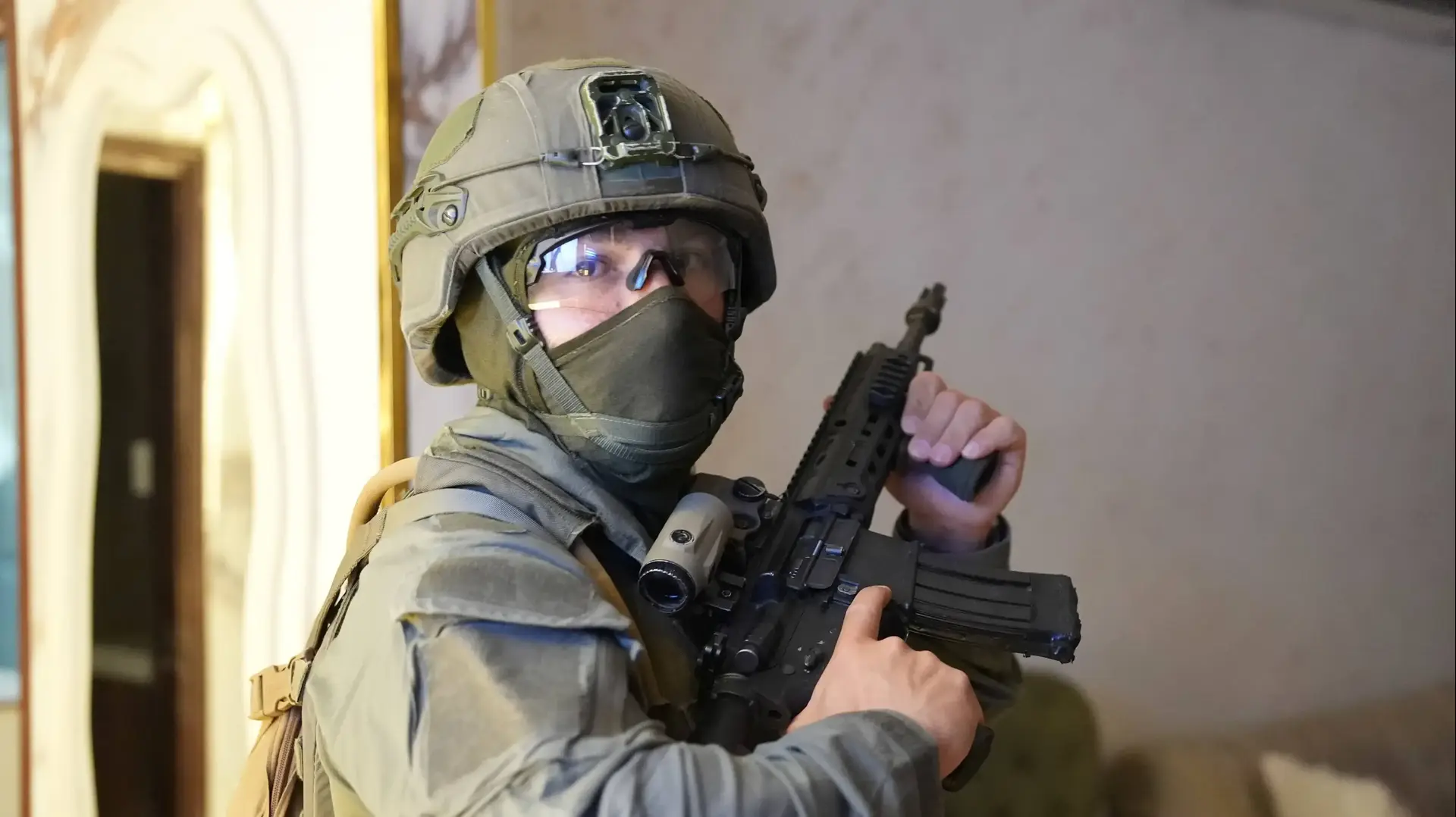 פשיטת ענק של להב 433: עשרות חשודים בסחר בנשק ובסמים נעצרו פשיטת ענק של להב 433: עשרות חשודים בסחר בנשק ובסמים נעצרו
