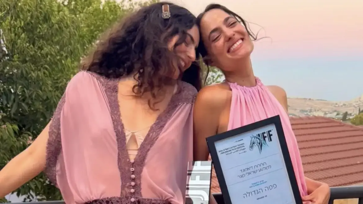 דר זוזובסקי לובשת ברנדה בפסטיבל ירושלים ה-43. יולי 2026 דר זוזובסקי לובשת ברנדה בפסטיבל ירושלים ה-43. יולי 2026