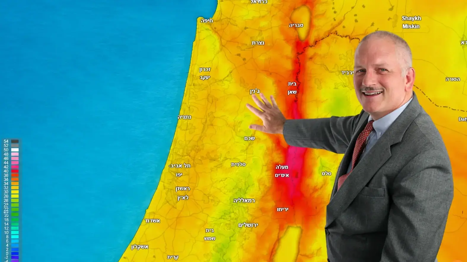 חזאי על רקע מפת תחזית של ישראל