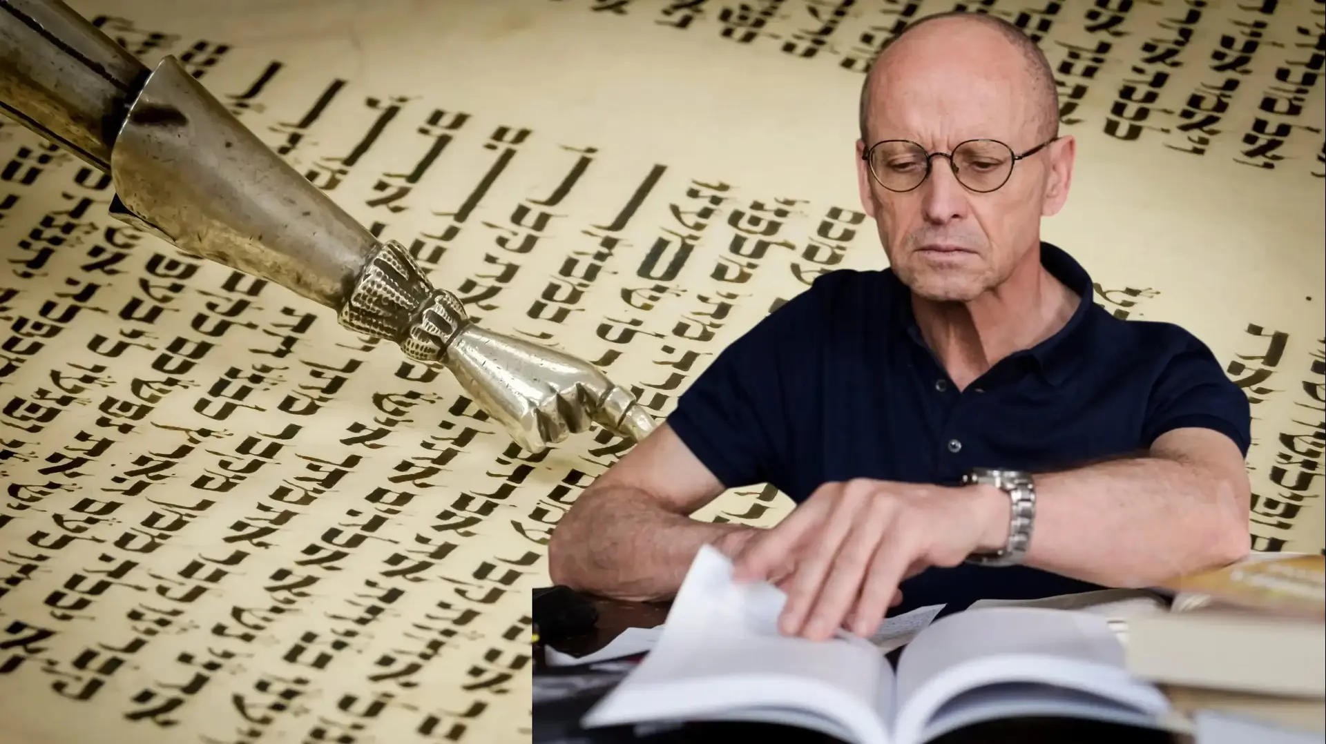  מאורו ביגלינו על רקע ספר תורה