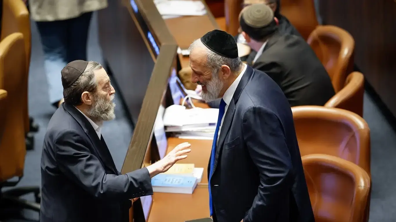 משה גפני ואריה דרעי בהצבעה על חוק יסוד לימוד תורה בכנסת משה גפני ואריה דרעי בהצבעה על חוק יסוד לימוד תורה בכנסת