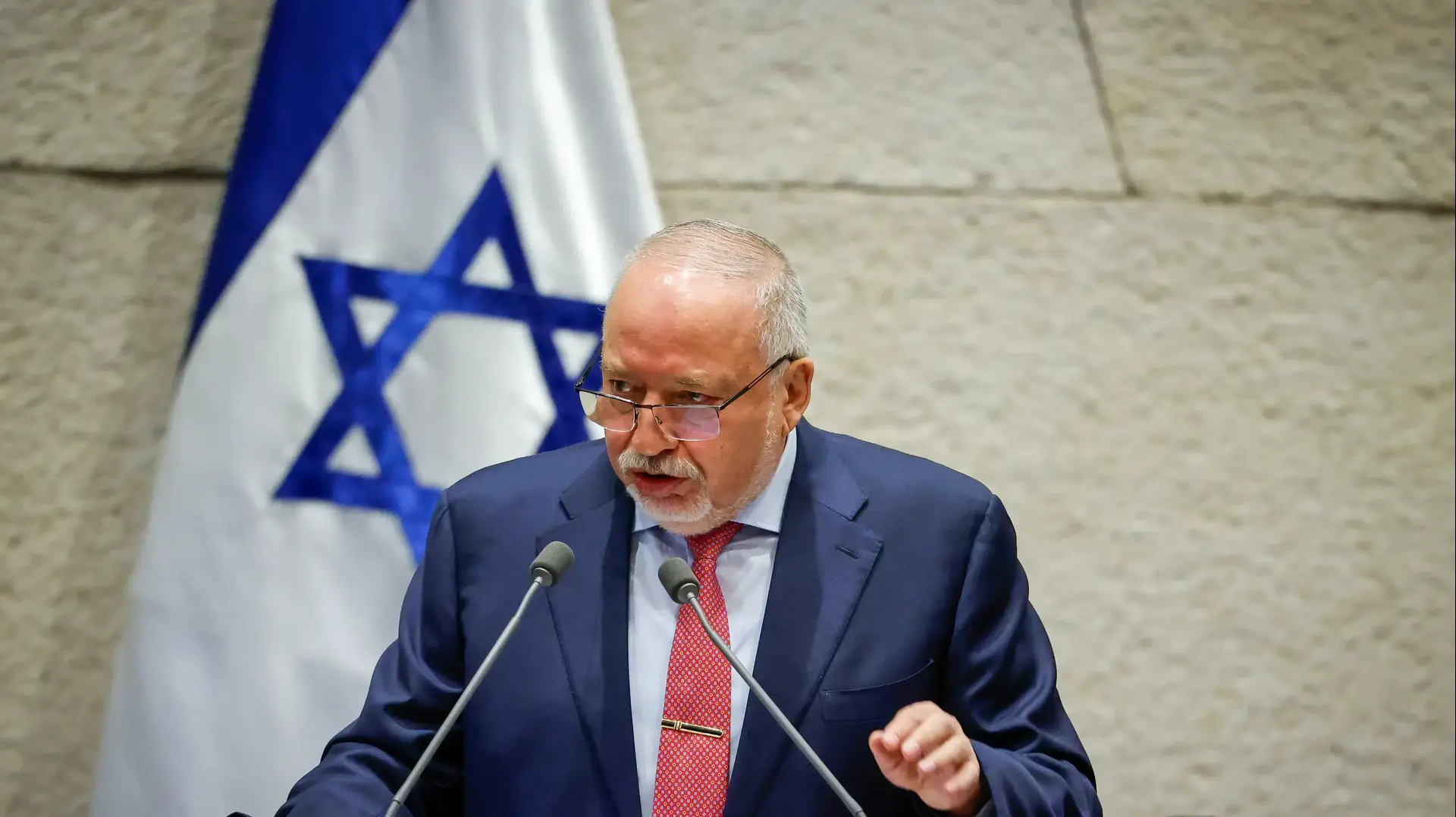 אביגדור ליברמן במליאת הכנסת, במהלך הצבעה על חוק יסוד: לימוד תורה אביגדור ליברמן במליאת הכנסת, במהלך הצבעה על חוק יסוד: לימוד תורה