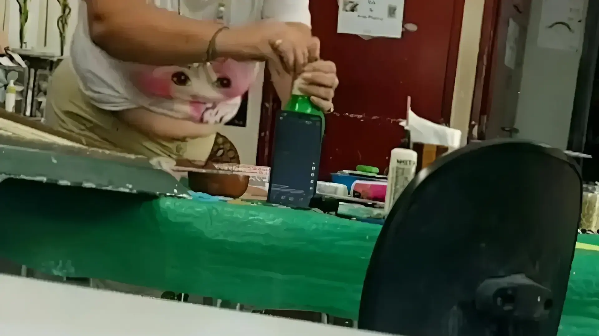 תלמידה מוסיפה חומר חשוד לבקבוק של המורה
