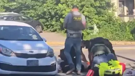 פעולות החייאה בחואן סבסטיאן גררו בזירת הירי פעולות החייאה בחואן סבסטיאן גררו בזירת הירי