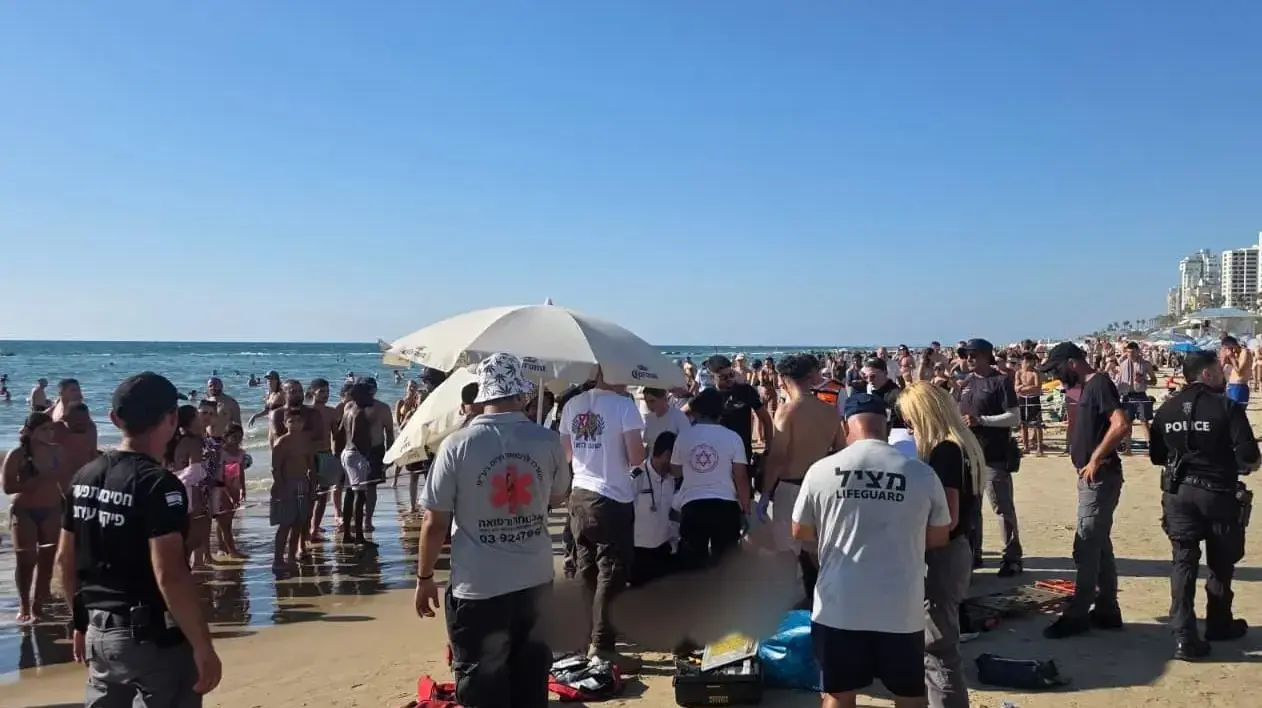 פעולות החייאה באישה כבת 40, לאחר שטבעה בחוף הסלע בבת ים פעולות החייאה באישה כבת 40, לאחר שטבעה בחוף הסלע בבת ים