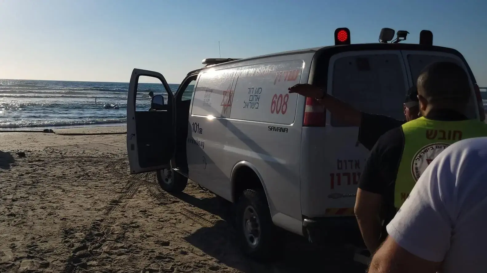 אמבולנס של מגן דוד אדום בחוף הים בחדרה, 18 ביולי 2026