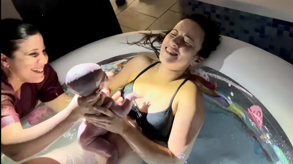 לידת מים באסותא אשדוד: היולדת קרן פודולק שהיא גם מיילדת אצלנו ולצידה טל בן וליד
לידת מים באסותא אשדוד: היולדת קרן פודולק שהיא גם מיילדת אצלנו ולצידה טל בן וליד