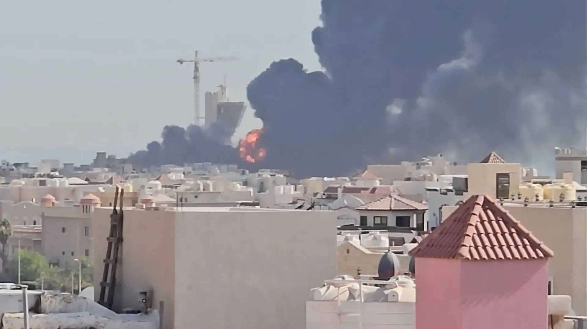 אש ועשן בכוויית לאחר ירי של צבא איראן אש ועשן בכוויית לאחר ירי של צבא איראן