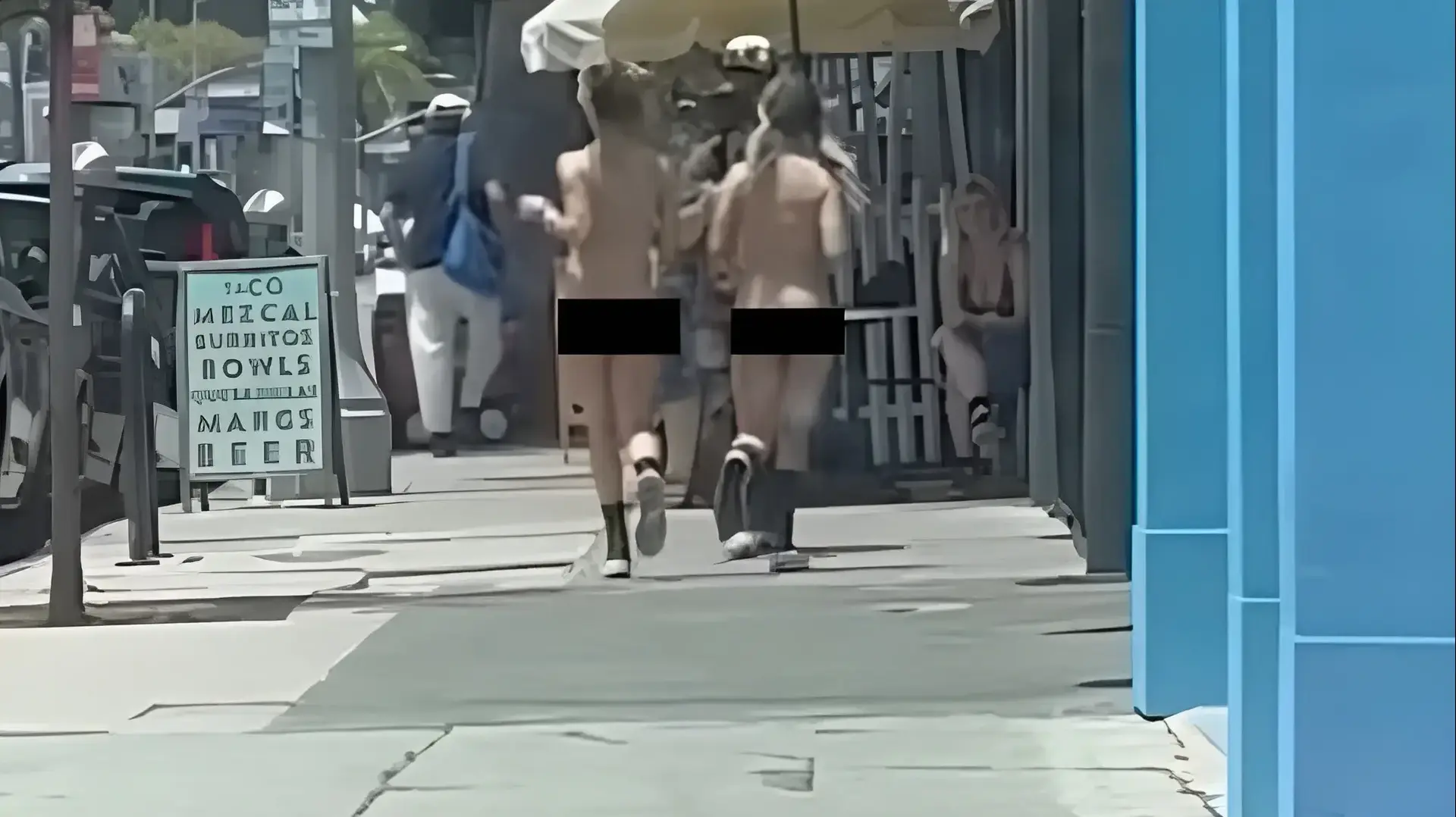 שתי נשים רצות ערומות ברחוב