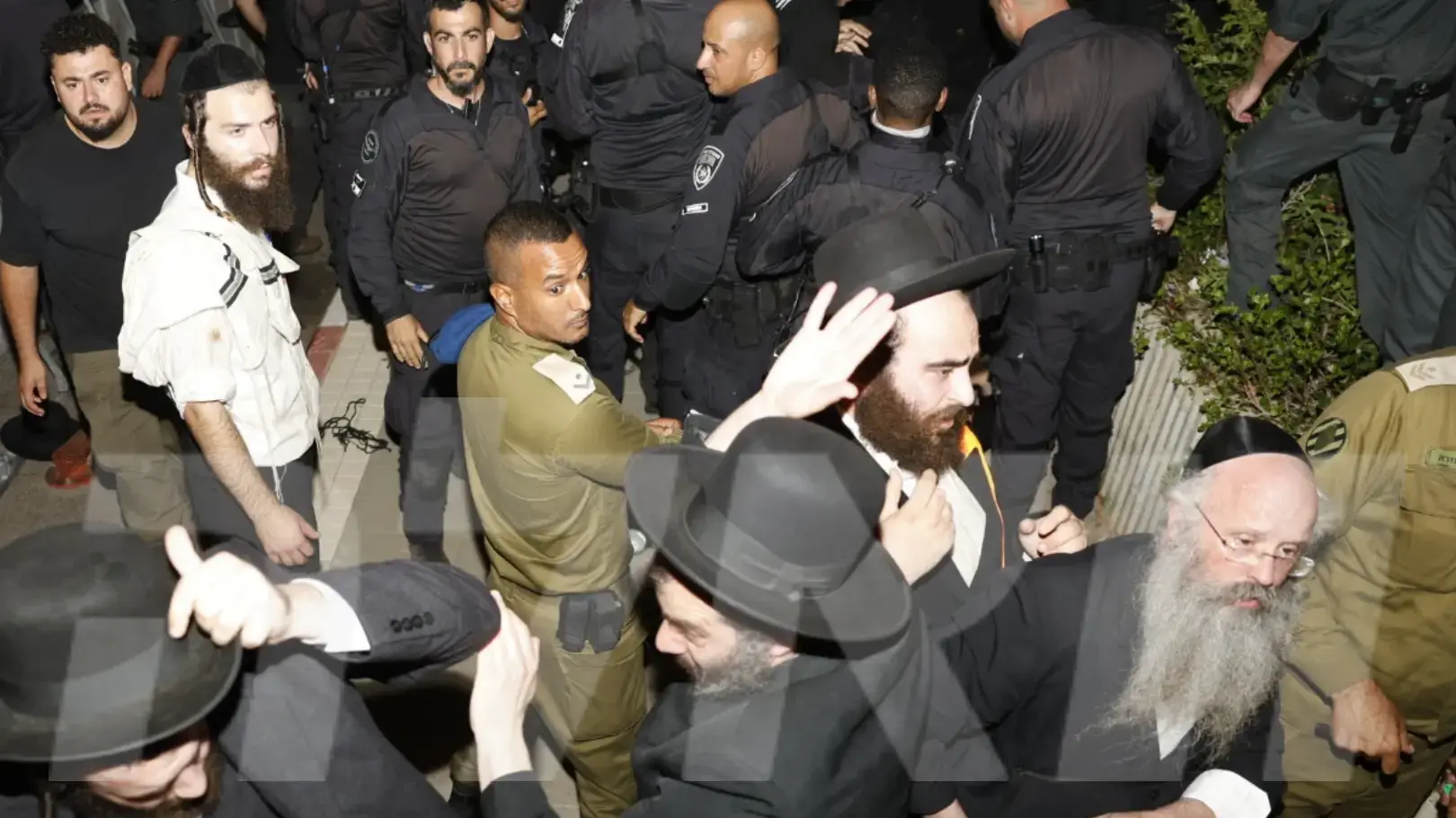 העסקן החרדי מוטי בבצ'יק בזמן ההפגנה מול כלא 10 העסקן החרדי מוטי בבצ'יק בזמן ההפגנה מול כלא 10