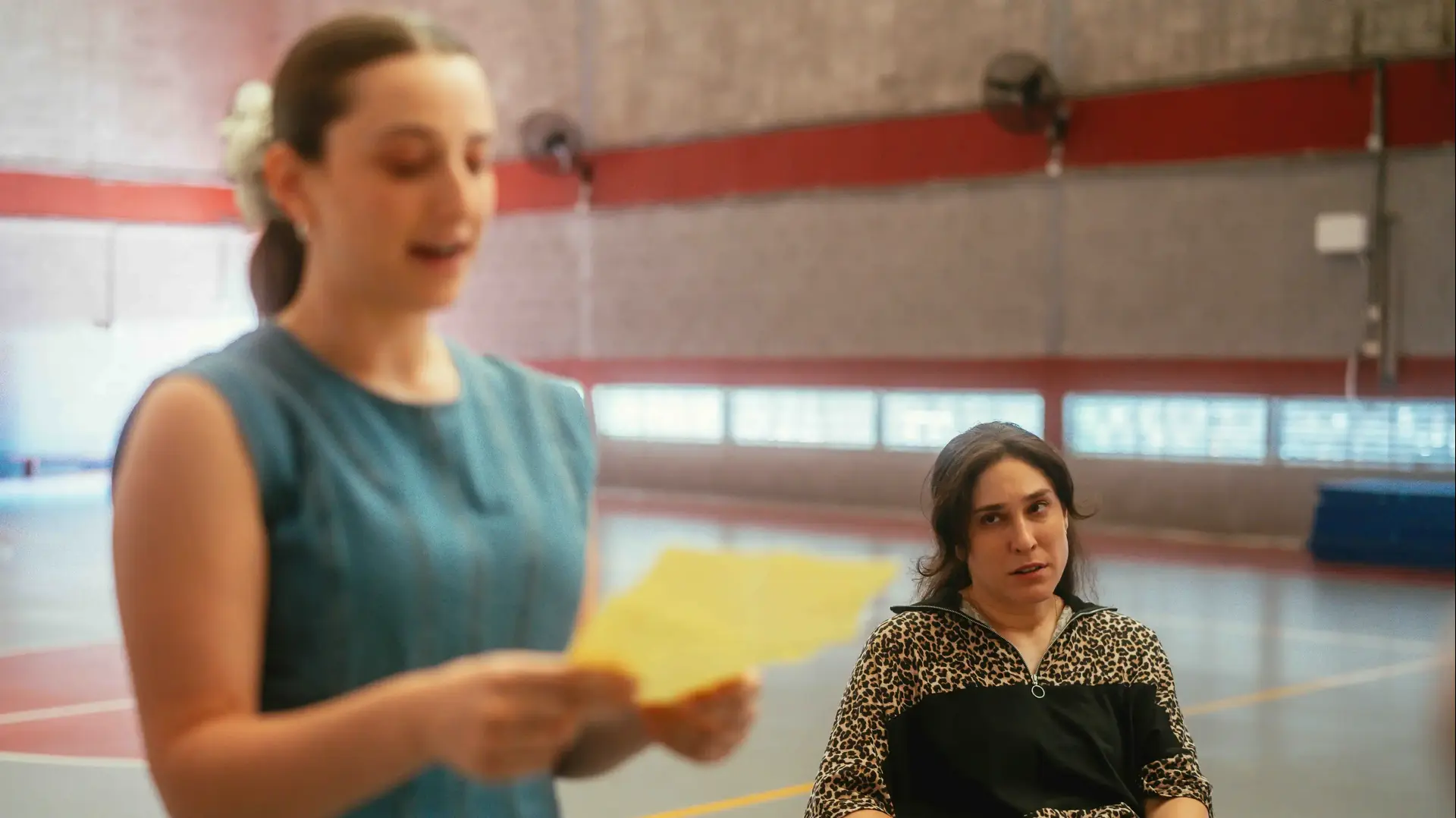 גיתית פישר עם אלונה סער בסדרה "בודקת" גיתית פישר עם אלונה סער בסדרה "בודקת"
