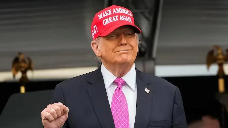 נשיא ארה"ב דונלד טראמפ חובש כובע של MAGA נשיא ארה"ב דונלד טראמפ חובש כובע של MAGA