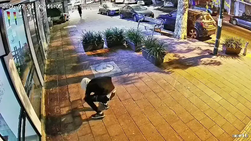 רעולי פנים הציתו בית קפה ברמת גן רעולי פנים הציתו בית קפה ברמת גן