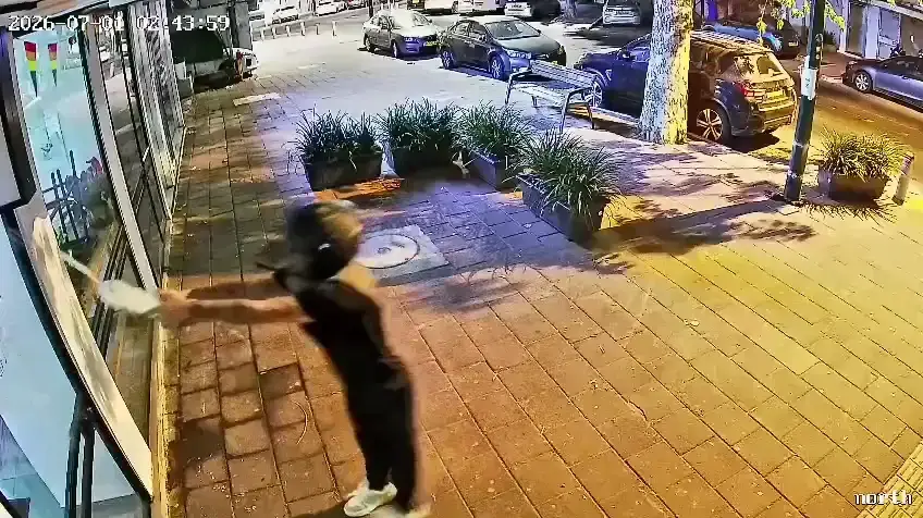 רעולי פנים הציתו בית קפה ברמת גן רעולי פנים הציתו בית קפה ברמת גן