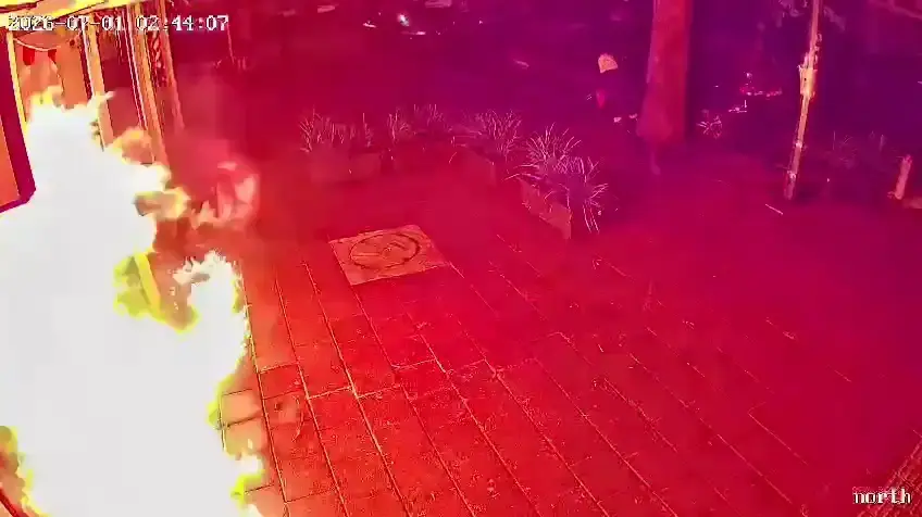 רעולי פנים הציתו בית קפה ברמת גן