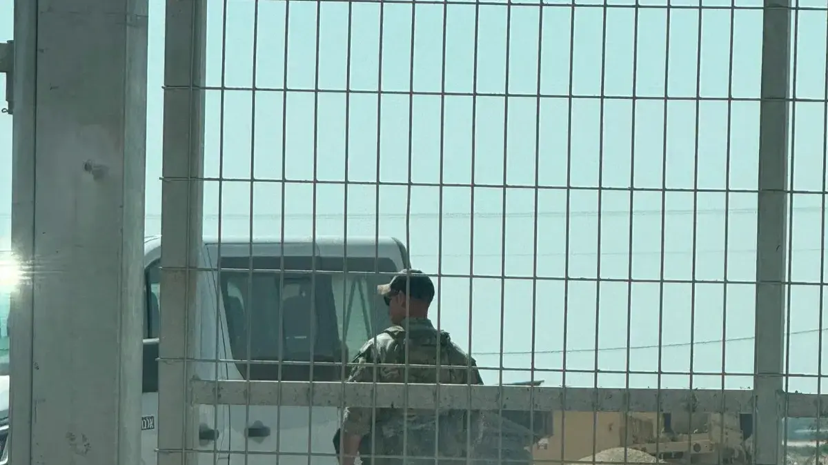 חייל אמריקני חמוש ברובה סער בשטח ישראל, בבסיס האמריקני חייל אמריקני חמוש ברובה סער בשטח ישראל, בבסיס האמריקני