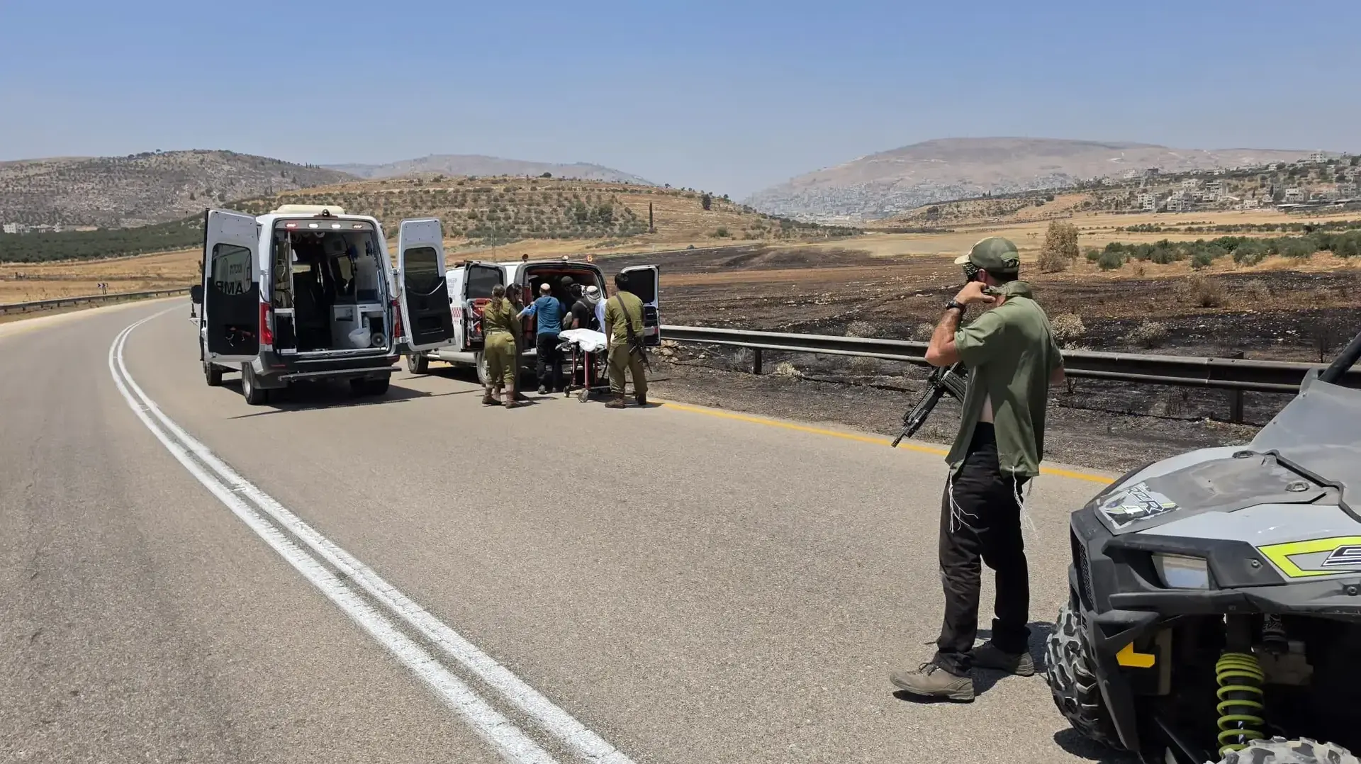 זירת פיגוע הדקירה שבוצע בחסות ההצתה במרחב חוות דרך אברהם הסמוכה לאלון מורה. 23 ביולי 2026