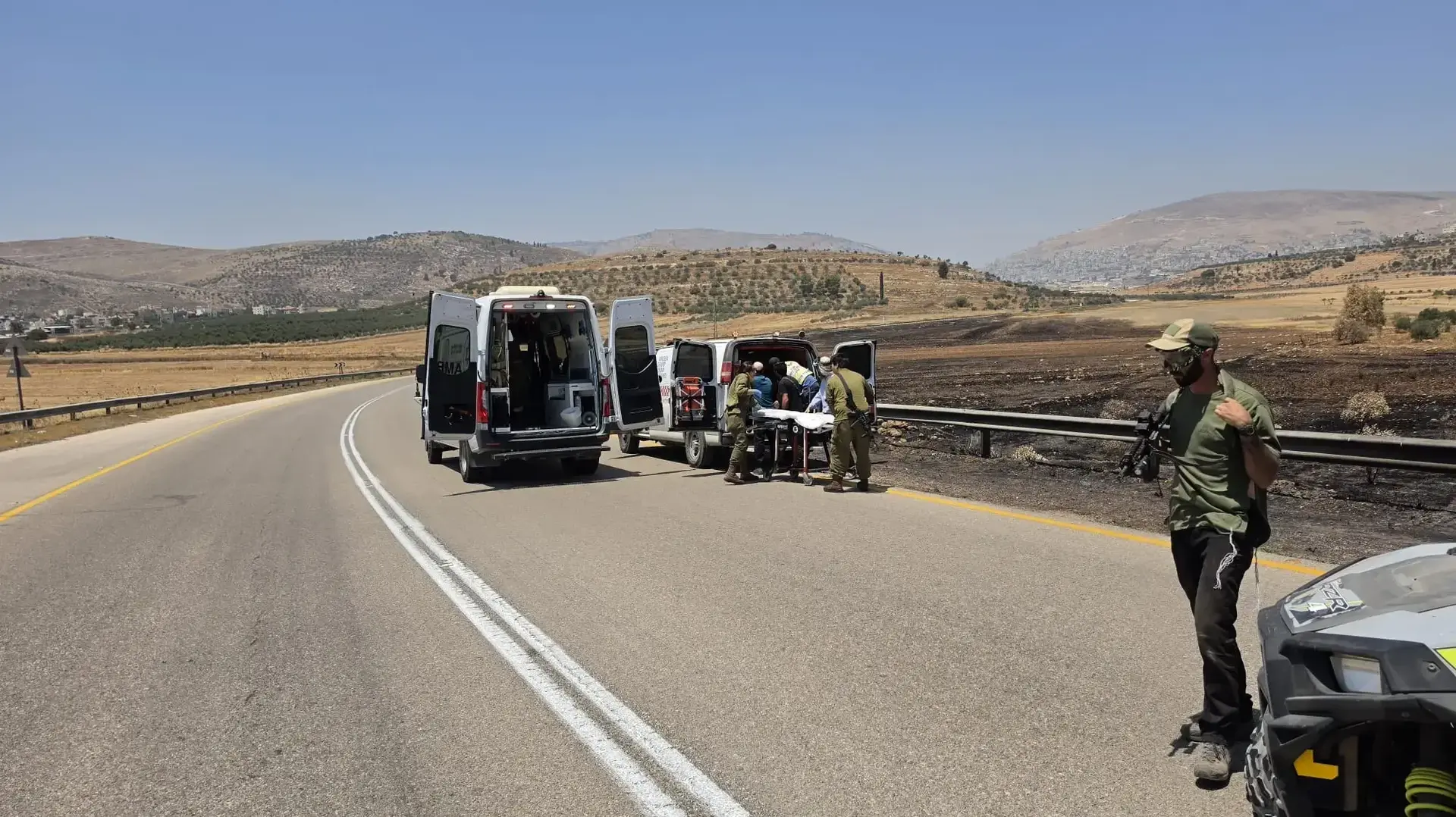 זירת פיגוע הדקירה שבוצע בחסות ההצתה במרחב חוות דרך אברהם הסמוכה לאלון מורה. 23 ביולי 2026 זירת פיגוע הדקירה שבוצע בחסות ההצתה במרחב חוות דרך אברהם הסמוכה לאלון מורה. 23 ביולי 2026