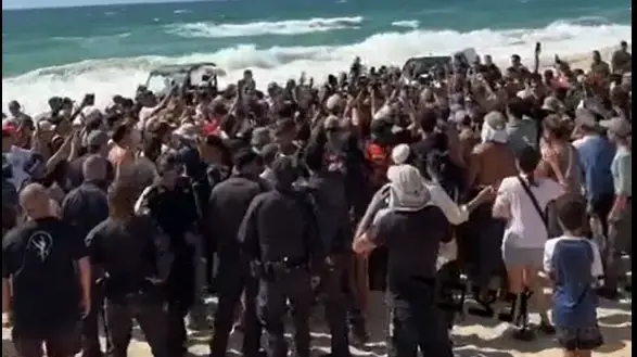 צוותי החיפוש רוקדים משמחה לאחר קבלת הבשורה שהילד אותר בריא ושלם צוותי החיפוש רוקדים משמחה לאחר קבלת הבשורה שהילד אותר בריא ושלם