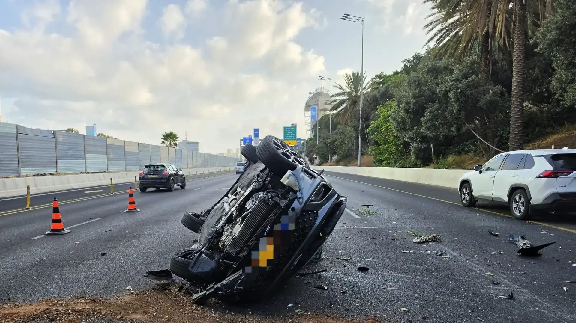 אישה איבדה שליטה על רכבה והוא נפל מגשר סמוך למחלף השלום בתל אביב
25.7.26