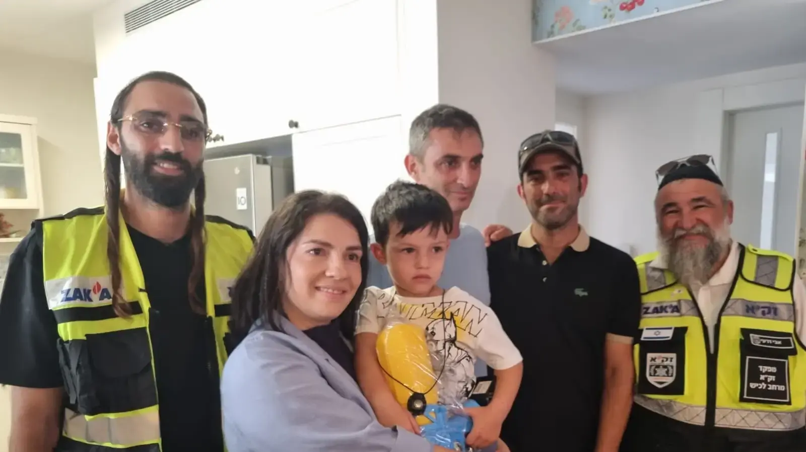 אנשי זק"א שאיתרו את הילד יובל קוגן מבקרים אותו לראשונה, אשקלון, 26 ביולי 2026