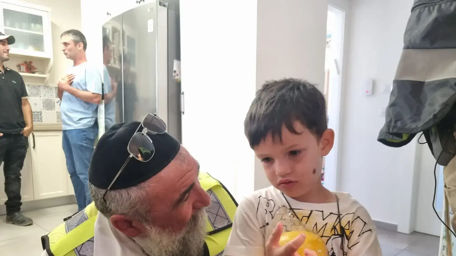 אנשי זק"א שאיתרו את הילד יובל קוגן מבקרים אותו לראשונה, אשקלון, 26 ביולי 2026 אנשי זק"א שאיתרו את הילד יובל קוגן מבקרים אותו לראשונה, אשקלון, 26 ביולי 2026