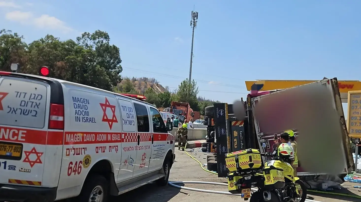 משאית התהפכה ופגעה במספר כלי רכב בכביש 1, סמוך לתחנת דלק ולמחלף שער הגיא, 27 ביולי 2026