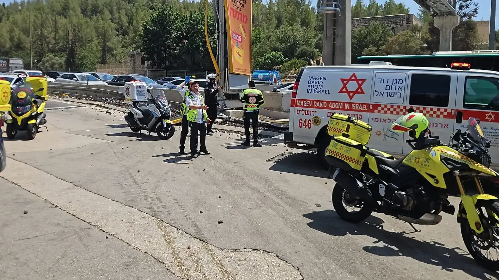 משאית התהפכה ופגעה במספר כלי רכב בכביש 1, סמוך לתחנת דלק ולמחלף שער הגיא, 27 ביולי 2026 משאית התהפכה ופגעה במספר כלי רכב בכביש 1, סמוך לתחנת דלק ולמחלף שער הגיא, 27 ביולי 2026