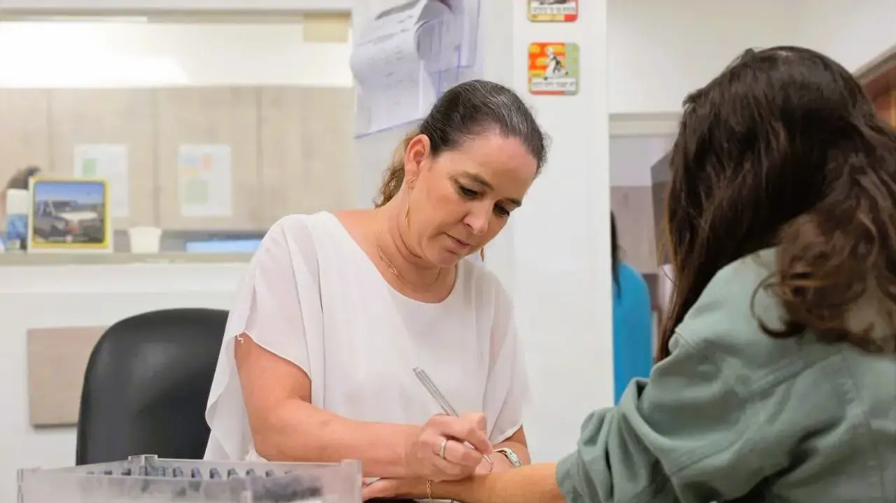 בדיקת אלרגיה. ד"ר עידית לחובר-רוט, מנהלת היחידה לאלרגיה ואימונולגיה ברמב"ם, אשר הובילה את המחקר
