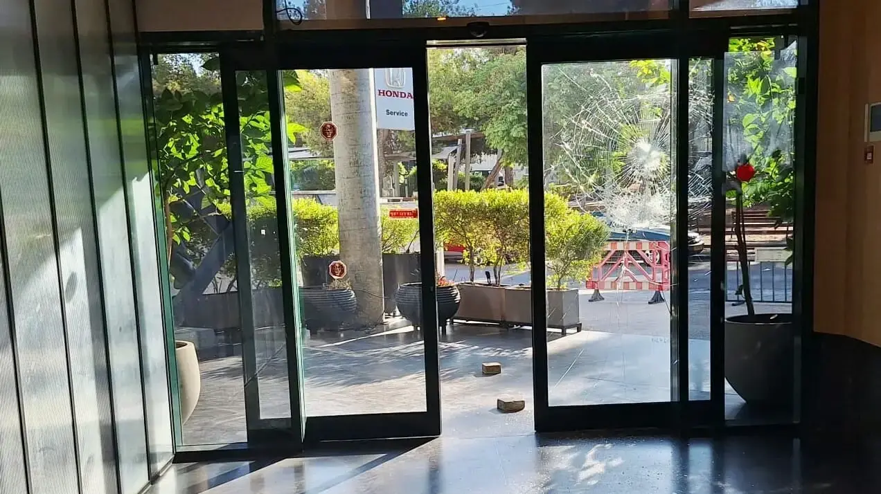 רעול פנים ניפץ את דלת חדשות 12, 28 ביולי 2026 רעול פנים ניפץ את דלת חדשות 12, 28 ביולי 2026