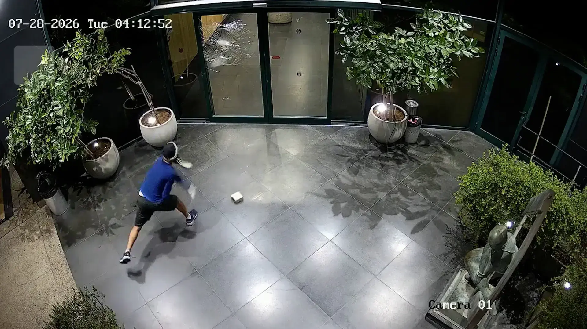 תיעוד ניפוץ דלת הכניסה לבניין חדשות 12 בתל אביב