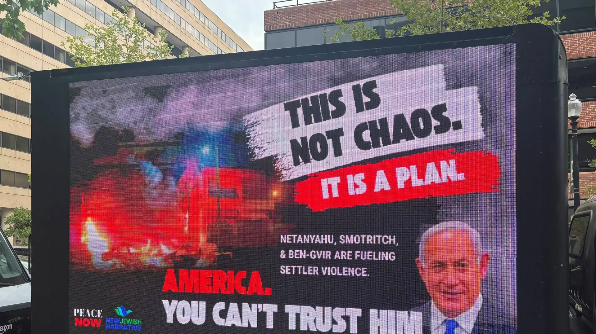 משאית עם שלט ענק בקמפיין הקורא לשים סוף לטרור המתנחלים בגדה, 28 ביולי 2026 משאית עם שלט ענק בקמפיין הקורא לשים סוף לטרור המתנחלים בגדה, 28 ביולי 2026
