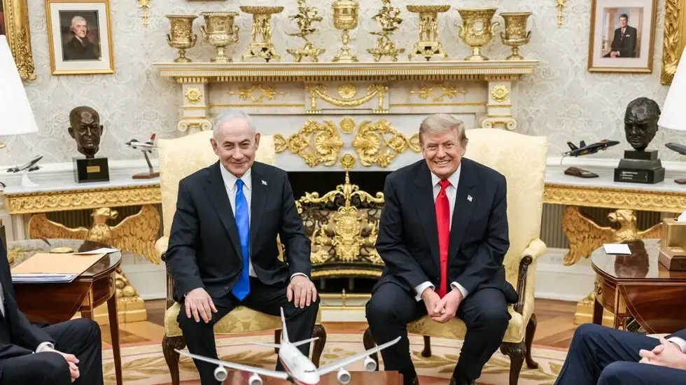 ראש הממשלה בנימין נתניהו ונשיא ארה"ב דונלד טראמפ בבית הלבן לצד הדמיה של האייר פורס 1