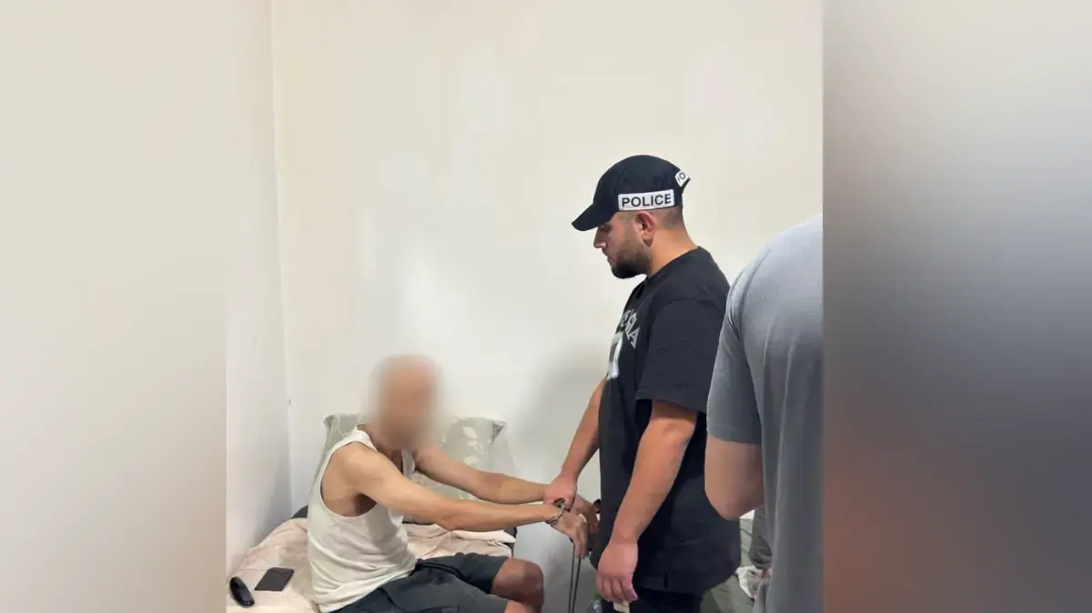 החשוד בניפוץ דלת משרדי 12