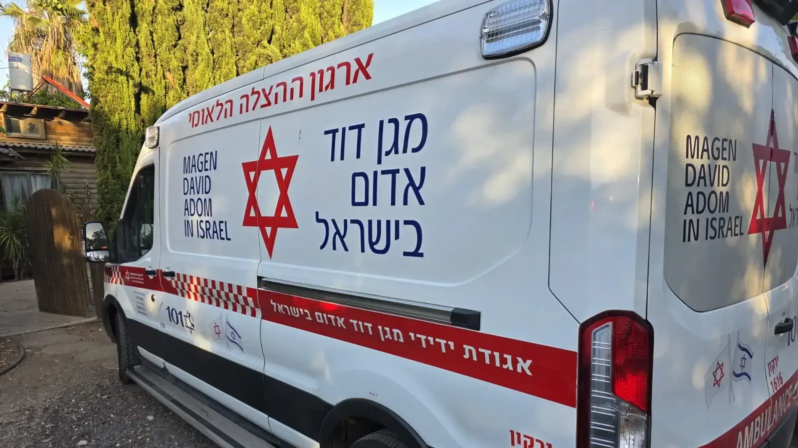 ניידת מגן דוד אדום מחוץ לבית הפצוע בנווה ימין
