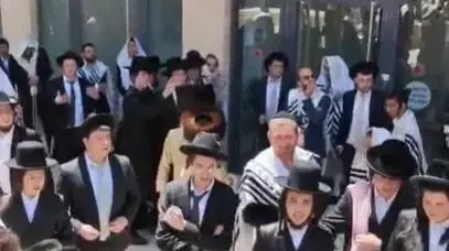 חרדים מפגינים מחוץ לבית הקפה "בסמטה" בירושלים בשבת