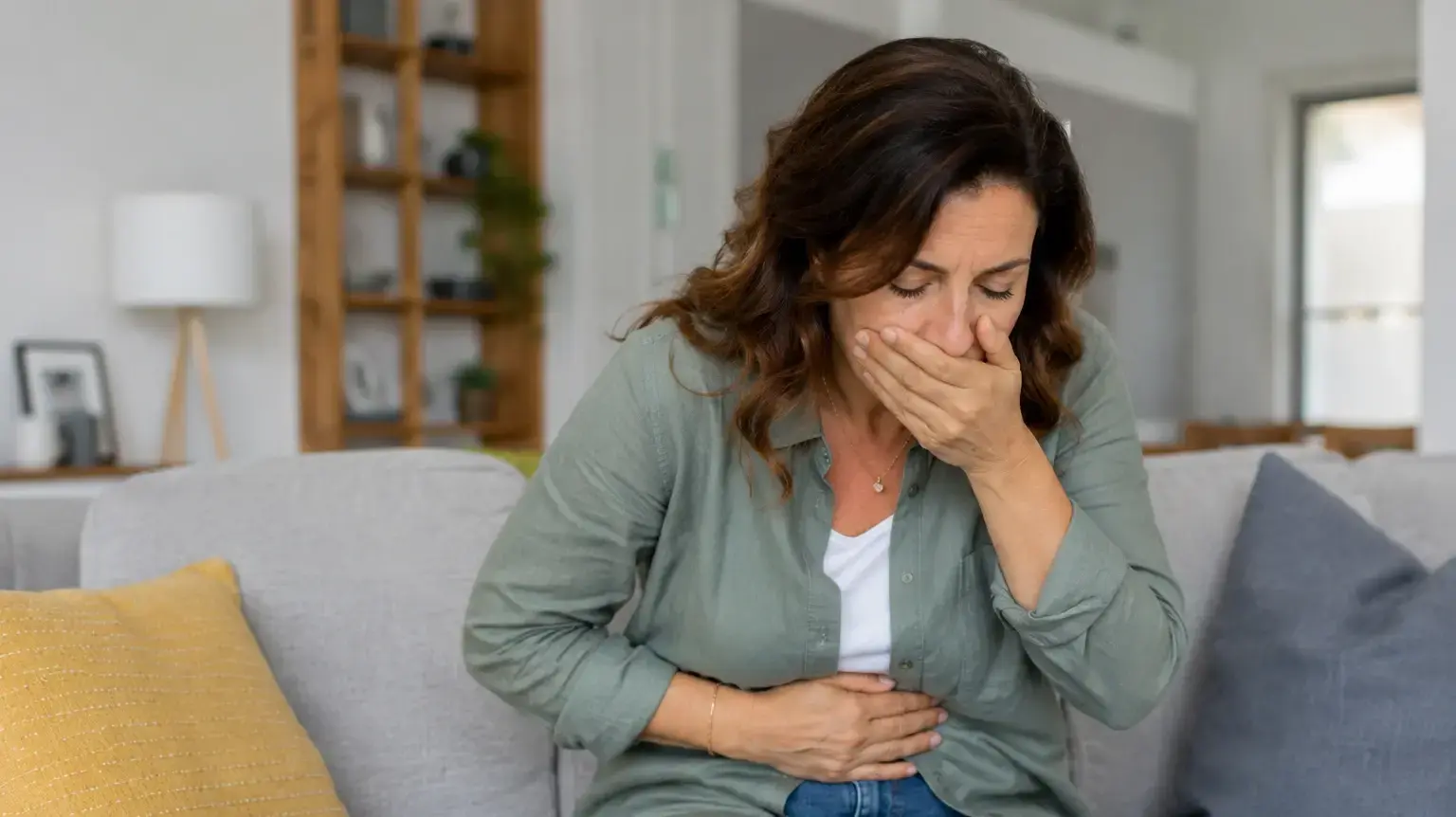אישה חווה בחילה ורוצה להקיא אישה חווה בחילה ורוצה להקיא