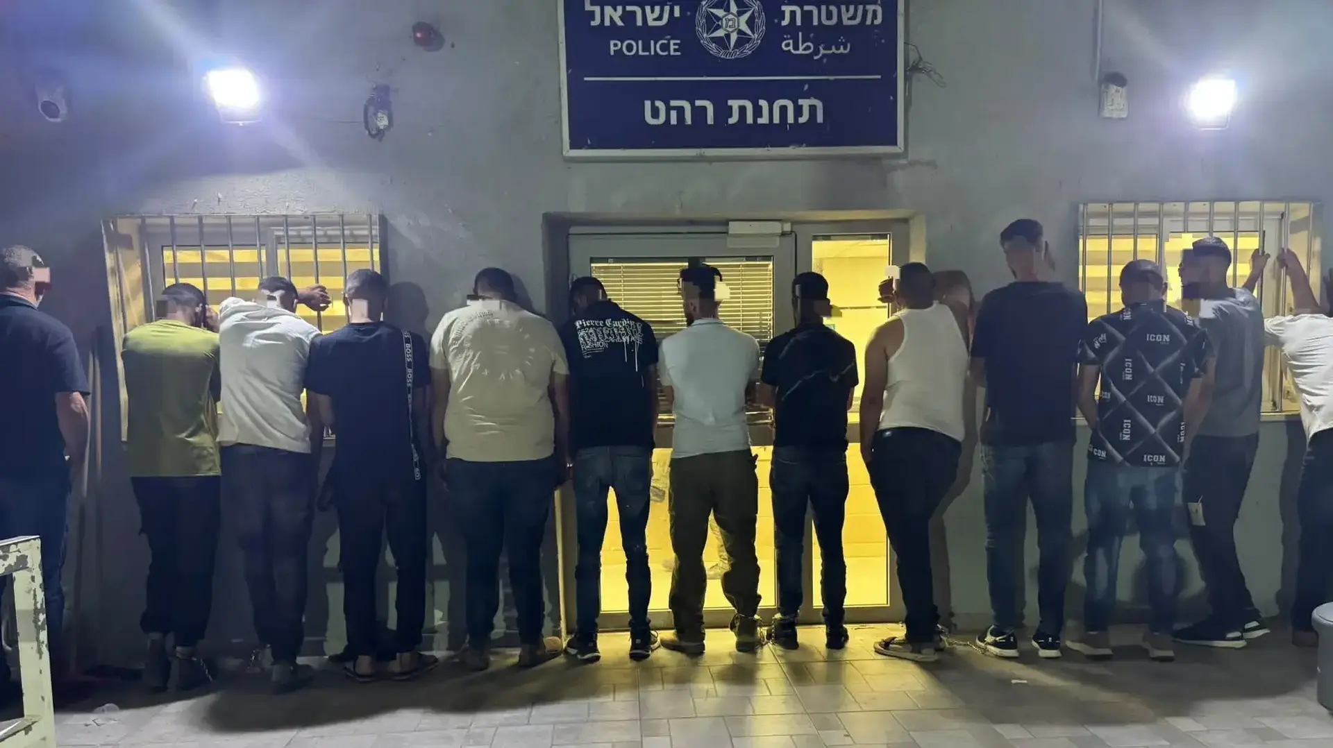 קטטה המונית ברהט: 24 חשודים נעצרו, שני שוטרים נפצעו מיידוי אבנים קטטה המונית ברהט: 24 חשודים נעצרו, שני שוטרים נפצעו מיידוי אבנים