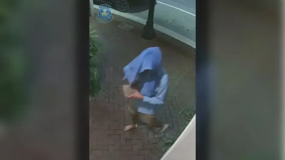 אנטישמיות בפלורידה: משטרת סרסוטה עצרה חשוד שהשליך לבנה וניפץ דלת כניסה של בית כנסת במרכז העיר