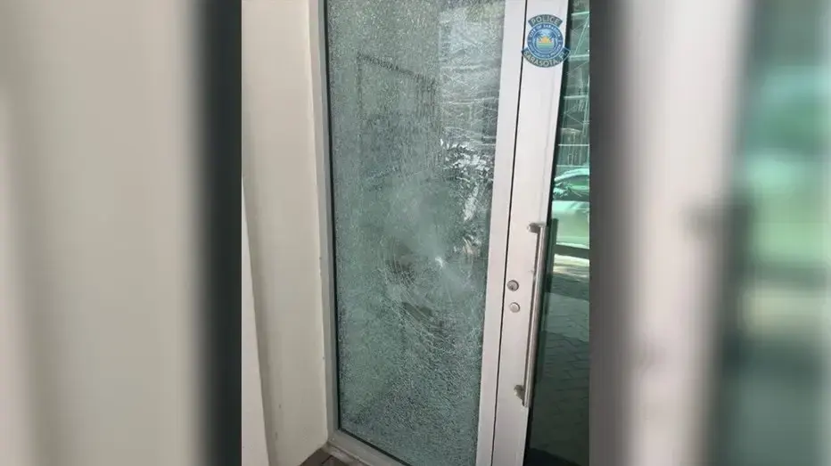 אנטישמיות בפלורידה: משטרת סרסוטה עצרה חשוד שהשליך לבנה וניפץ דלת כניסה של בית כנסת במרכז העיר אנטישמיות בפלורידה: משטרת סרסוטה עצרה חשוד שהשליך לבנה וניפץ דלת כניסה של בית כנסת במרכז העיר