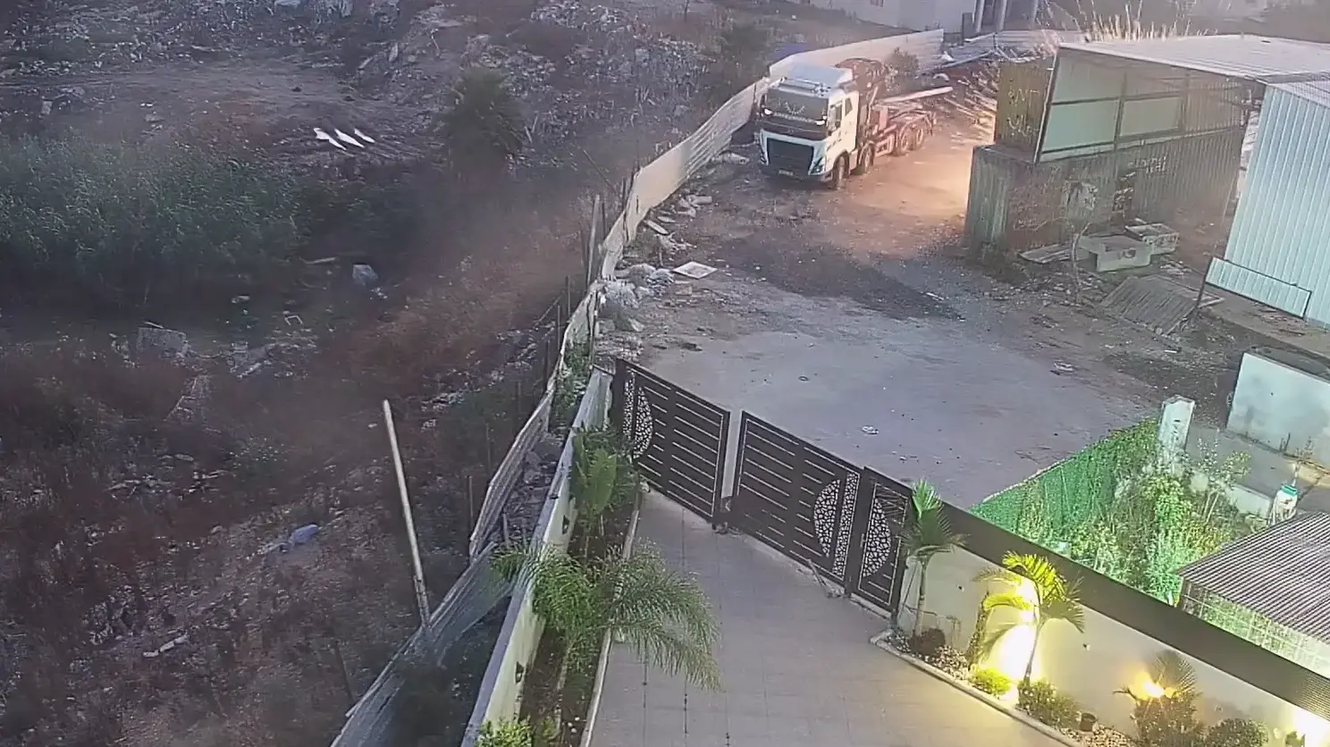 השליך רימון לעבר מתחם מגורים - ונמלט: כך מחסלים חשבונות בסכסוך משפחות | תיעוד