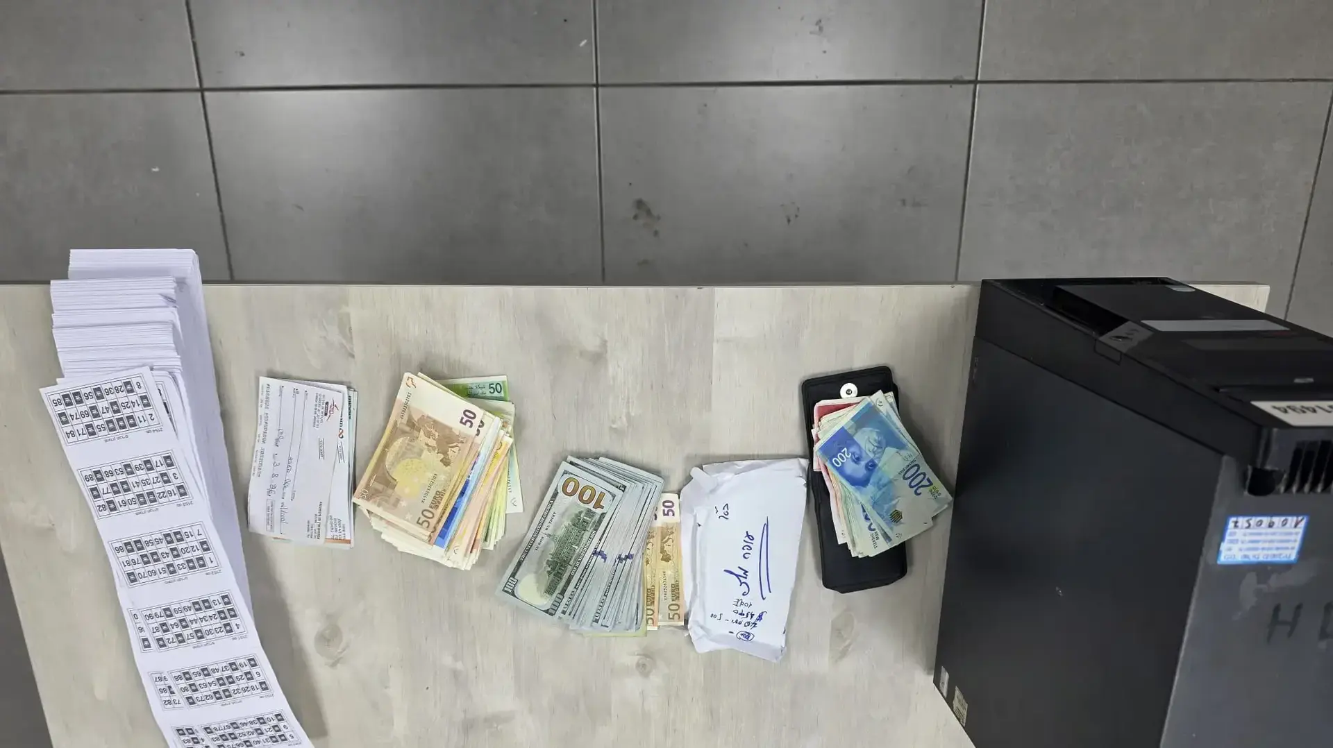 בית הימורים באשקלון הופעל עבור בכיר בעולם הפשע בדרום; ציוד וכספי מזומן נתפסו