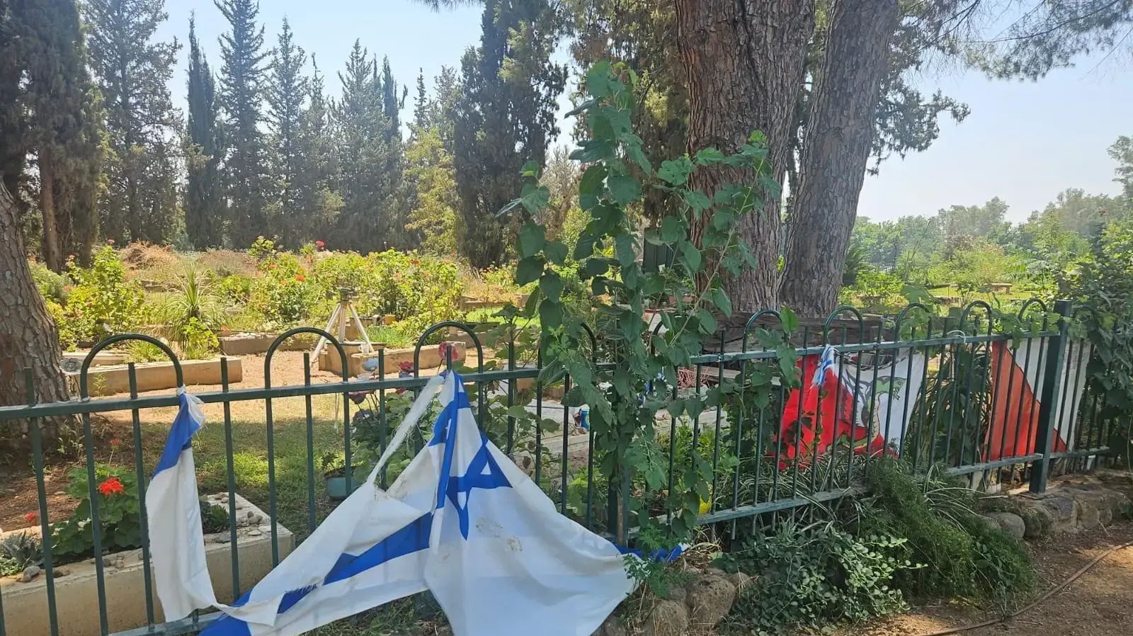 השחתה של דגלי ישראל ליד קברו של סמ"ר רגב אמר, בית העלמין בשדה נחמיה השחתה של דגלי ישראל ליד קברו של סמ"ר רגב אמר, בית העלמין בשדה נחמיה