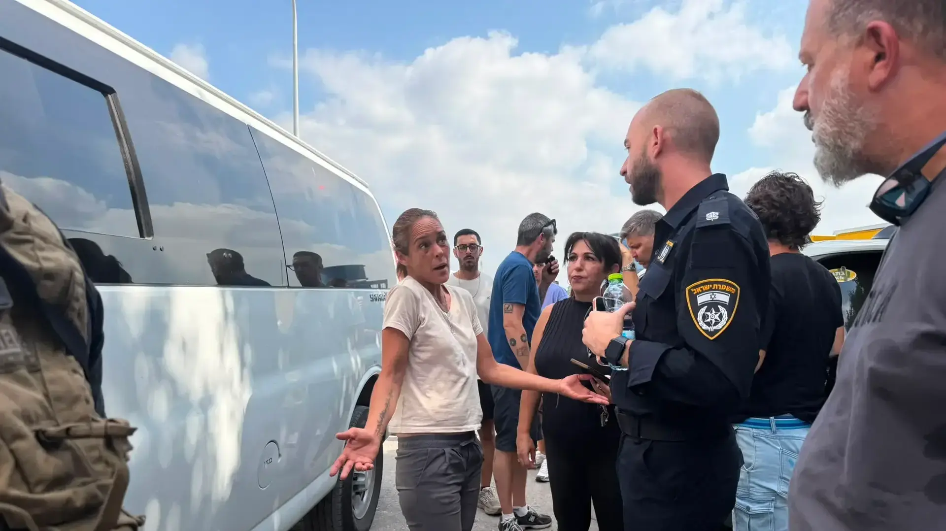 שילת נעים, אמו של אלדר דיין בזירת מציאת גופה במרחב ירקון, 6 באוגוסט 2026 שילת נעים, אמו של אלדר דיין בזירת מציאת גופה במרחב ירקון, 6 באוגוסט 2026