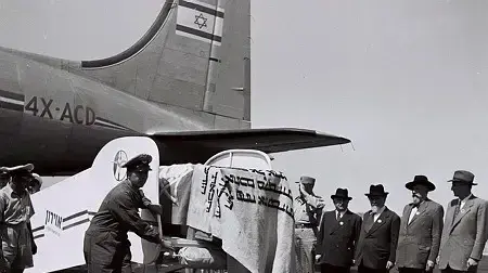 הורדת ארונו של הרצל מהמטוס בשדה התעופה בלוד, 1949.