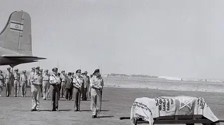 הורדת ארונו של הרצל מהמטוס בשדה התעופה בלוד, אוגוסט 1968. הורדת ארונו של הרצל מהמטוס בשדה התעופה בלוד, אוגוסט 1968.