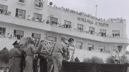 הארון של הרצל מוצב ברחבת הכנסת בתל אביב, אוגוסט 1949 הארון של הרצל מוצב ברחבת הכנסת בתל אביב, אוגוסט 1949